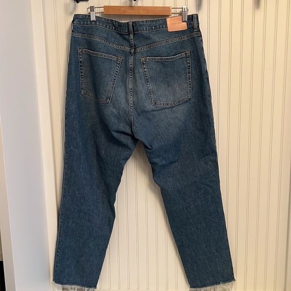 Everlane The Curvy Cheeky Straight Leg Jean with Distressed Hem - Picture 2 of 9